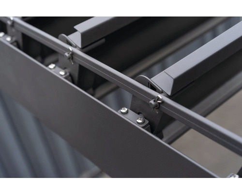 Detaljbild av taksystemet för ett altantak med skruvar