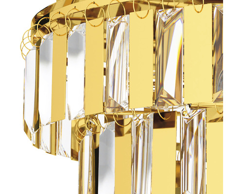 Närbild av en gyllene hänglampa med kristallhängen