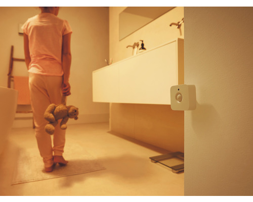 Scen av ett badrum med en rörelsesensor på väggen