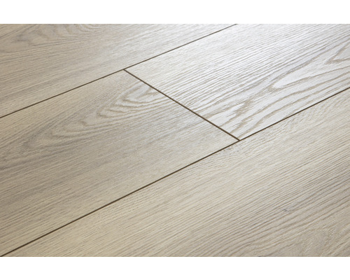 Närbild av ett laminatgolv med trästruktur