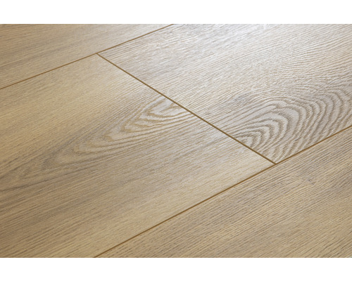 Närbild av ljust laminatgolv med trästruktur