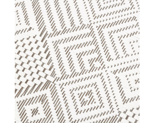 Närbild av en vävd matta med geometriskt mönster