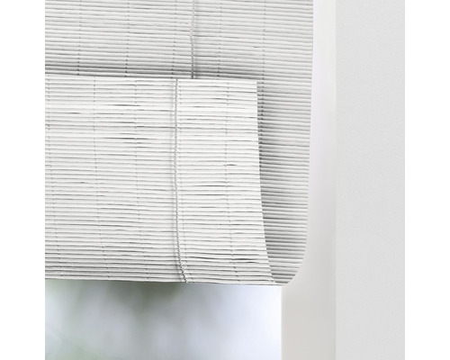 Bambu rullgardin vid fönstret