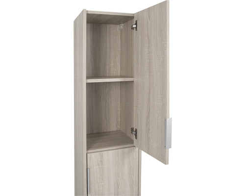 Öppet högskåp med hyllor