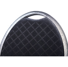 Detaljvy av ett stolsryggstöd med rutmönster.