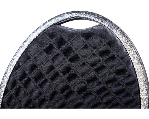 Detaljvy av ett stolsryggstöd med rutmönster.