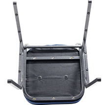 Underifrånvy av en kontorsstol med metallram och vadderad sits