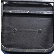 Undersida av en stol med tygklädsel och metallram