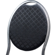 Detaljvy av en stol med rutigt överdrag