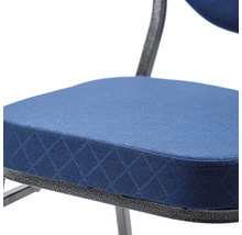 Detaljvy av en stol med blå sittdyna