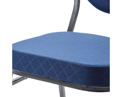 Detaljvy av en stol med blå sittdyna