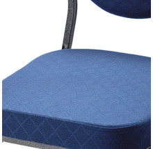 Detaljvy av en stol med tygklädsel