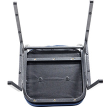 Underifrånvy av en stol med metallram och vadderad sits