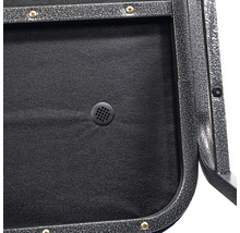 Detaljvy av en stolsits med ventilationsöppning och metallram