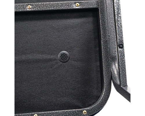 Detaljvy av en stolsits med ventilationsöppning och metallram