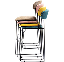 Stapel av barstolar med metallram och vadderade sitsar