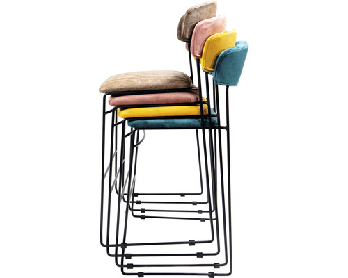 Stapel av barstolar med metallram och vadderade sitsar