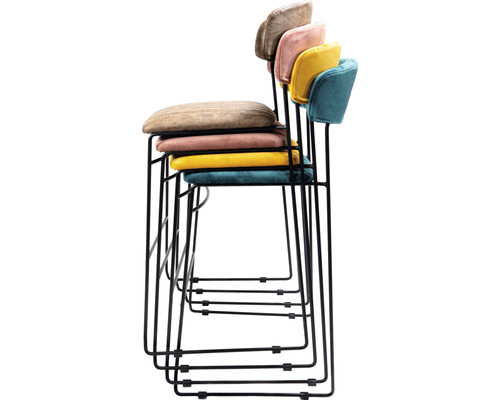 Stapel av barstolar med metallram och vadderade säten