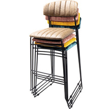 Stapel med barstolar med vadderade sitsar och ryggstöd på en metallram