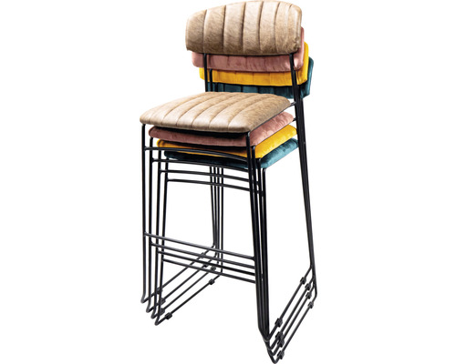 Stapel med barstolar med vadderade sitsar och ryggstöd på en metallram