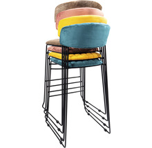 Stapel med barstolar med metallram och vadderade sitsar