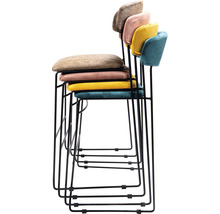 Stapel av barstolar med metallram och vadderade sitsar