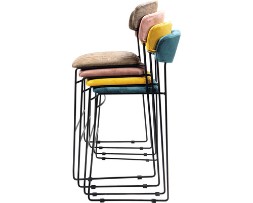 Stapel av barstolar med metallram och vadderade sitsar