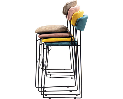 Stapel med fyra barstolar med metallram och vadderad sits