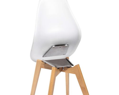 Detaljvy av en stol med träben och plastskal