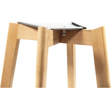 Detaljvy av en pall med träben och metallfäste