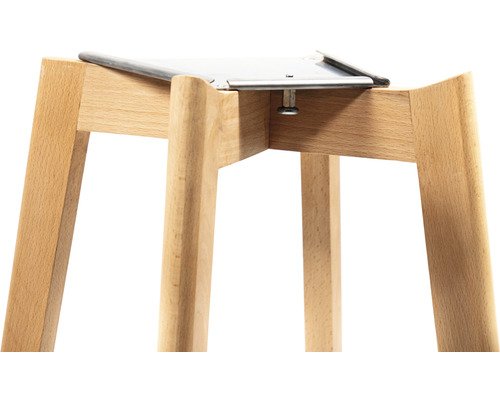 Detaljvy av en pall med träben och metallfäste