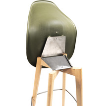 Bakifrån av en barstol med sits av plast och träram