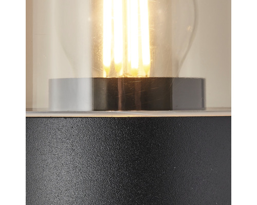 Detaljvy av en utomhuslampa med glasinsats och ljuskälla