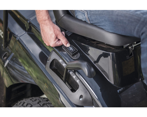 Kontrollpanel på en trädgårdstraktor med spak och strömbrytare