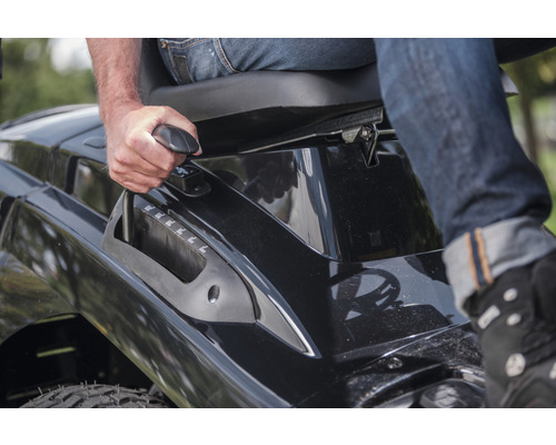 Närbild av en åkgräsklippare med en person som använder växelspaken