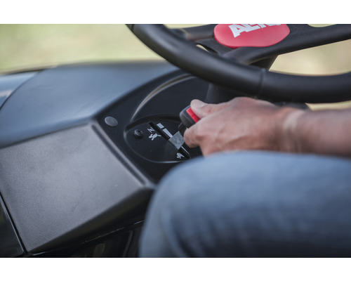 Detaljbild av kontrollpanelen på en åkgräsklippare med AL-KO logotypen