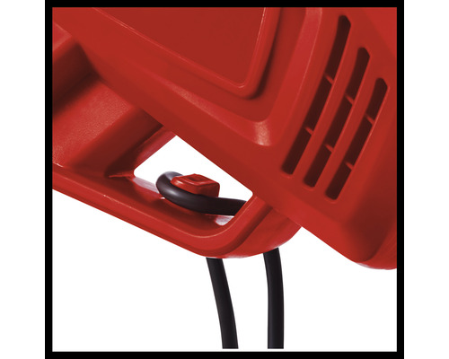 Detaljbild av en kabelavlastning på ett trädgårdsredskap