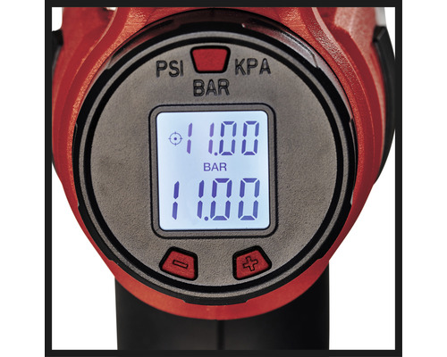 Närbild av displayen på en luftkompressor som visar däcktrycket i bar, kilopascal och PSI.
