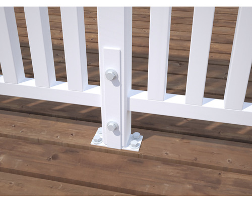 Detaljvy av ett vitt balkongräcke med skruvinfästning på ett trägolv