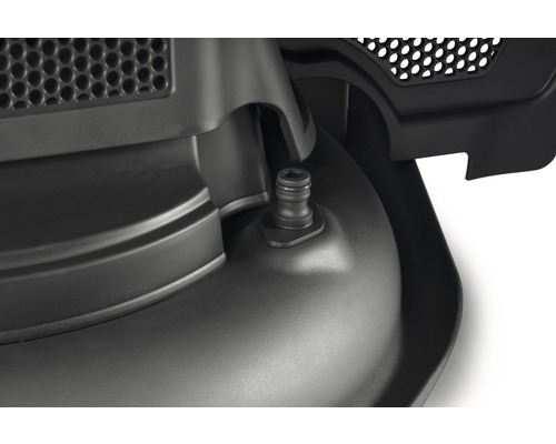 Detaljvy av gräsklippare med vattenanslutning