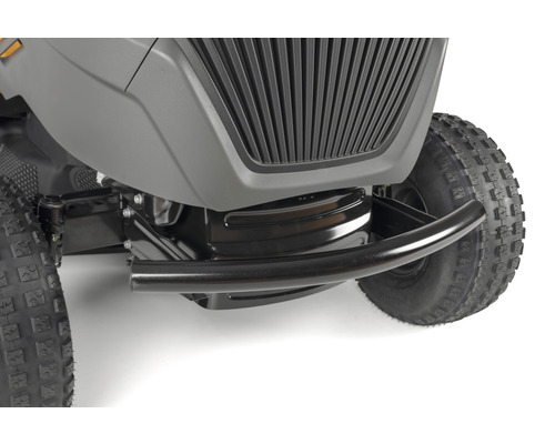 Detaljvy av en trädgårdstraktor med stötfångare