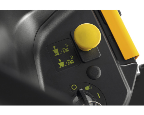 Närbild av reglagen på ett trädgårdsredskap med gul knapp och symboler för höjdjustering