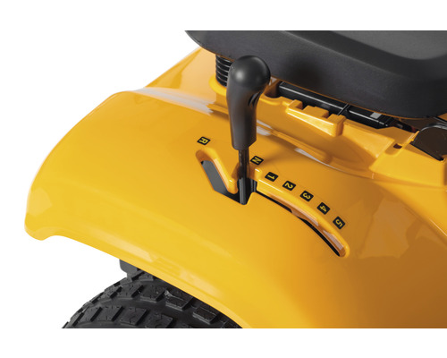 Närbild av växelspaken på en trädgårdstraktor