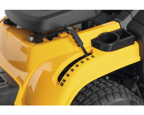 Detaljbild av en trädgårdstraktor med växelspak och mugghållare