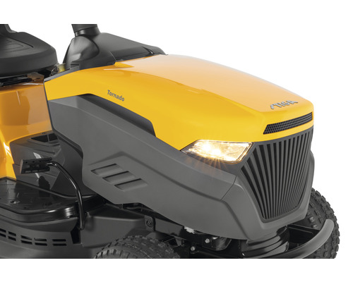 Detaljvy av en gul Stiga trädgårdstraktor, Tornado modell