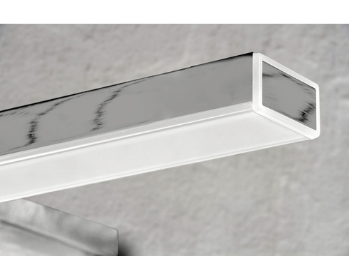 Detaljbild av en fyrkantig LED-badrumslampa med kromfinish