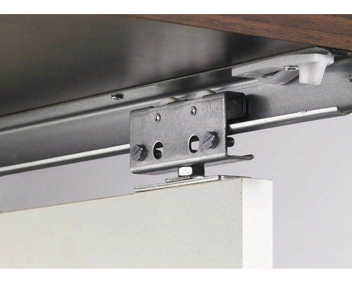 Skjutdörrsbeslag med rullar och fäste på skåpet