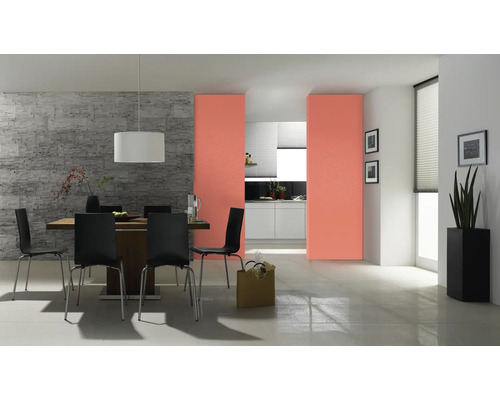 Matsal med matbord, stolar, skjutdörr och inredning