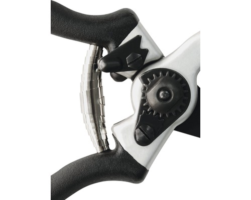 Detaljbild av en grensax med svart handtag och silverfärgade metalldetaljer