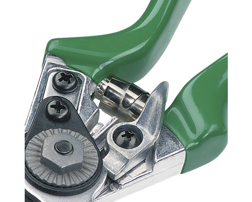 Detaljbild av en trädgårdssax med gröna handtag och silverfärgade metalldelar.